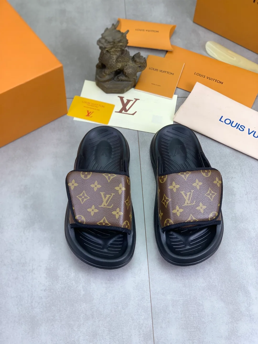 Men's shoes 💰P320💰【New style】🆘 Original quality 【LOUIS VUITTON】The popular Louis Vuitton LV men's slippers on the official website are on sale simultaneously! Original fabric imported from Italy. Original bottom provided by the original factory. Number of yards: 38-44 (customized to 45). Multiple colors to choose from. Fully packaged drawer box.